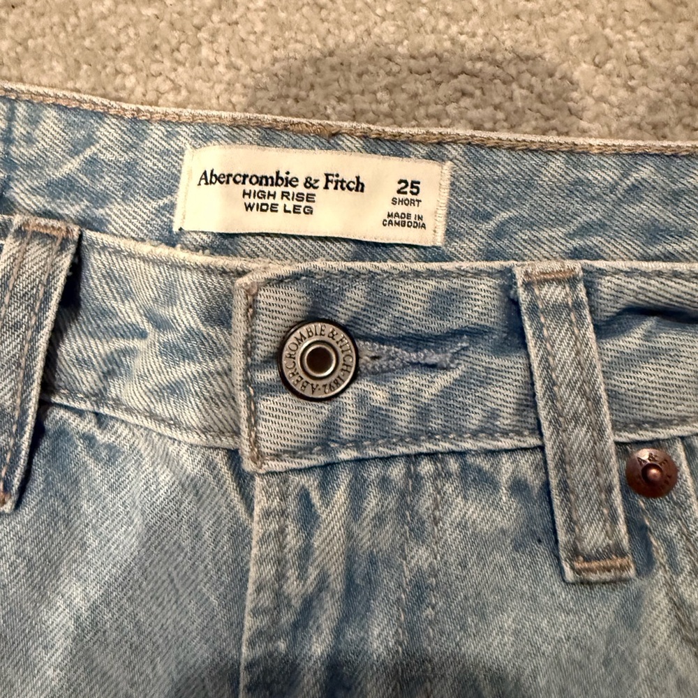 Abercrombie & Fitch Light Wash High-Rise Wide Leg Jeans